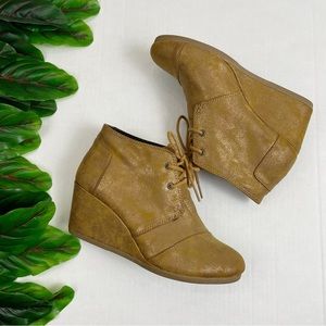 TOMS Tan and Gold Desert Wedge Ankle Boots Women’s 8